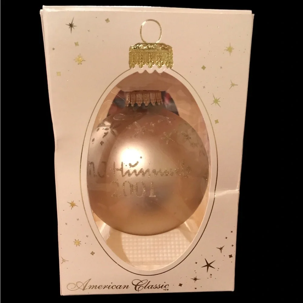 M.I. Hummel Glass Ornament 2001 - Picture 3 of 6